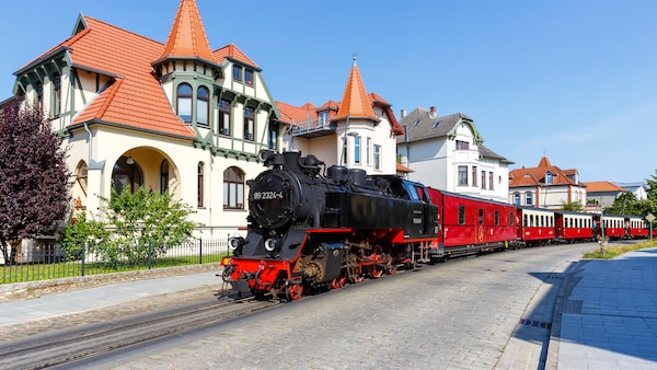Der Dampfzug „Molli" der Bäderbahn fährt durch Bad Doberan