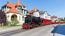 Der Dampfzug „Molli" der Bäderbahn fährt durch Bad Doberan