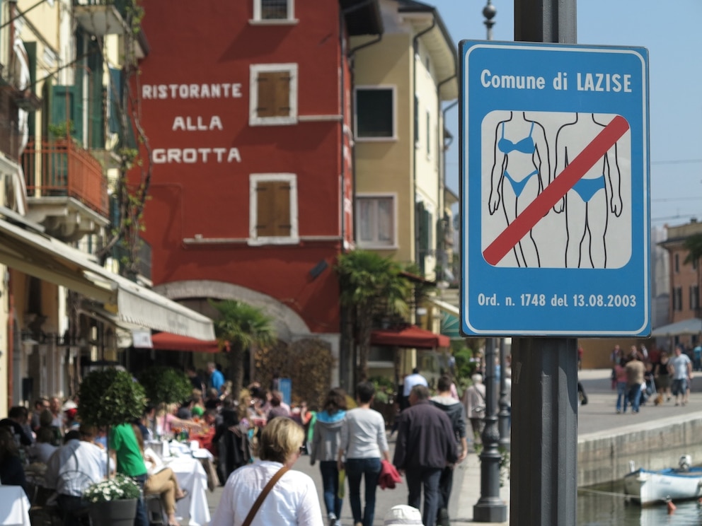 Lazise am Gardasee verbietet – wie weitere Urlaubsorte – Badebekleidung auf der Straße