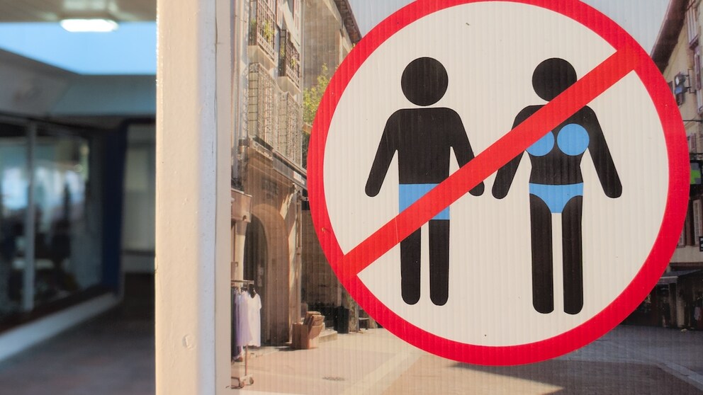 Urlaubsorte verbieten das Tragen von Badebekleidung