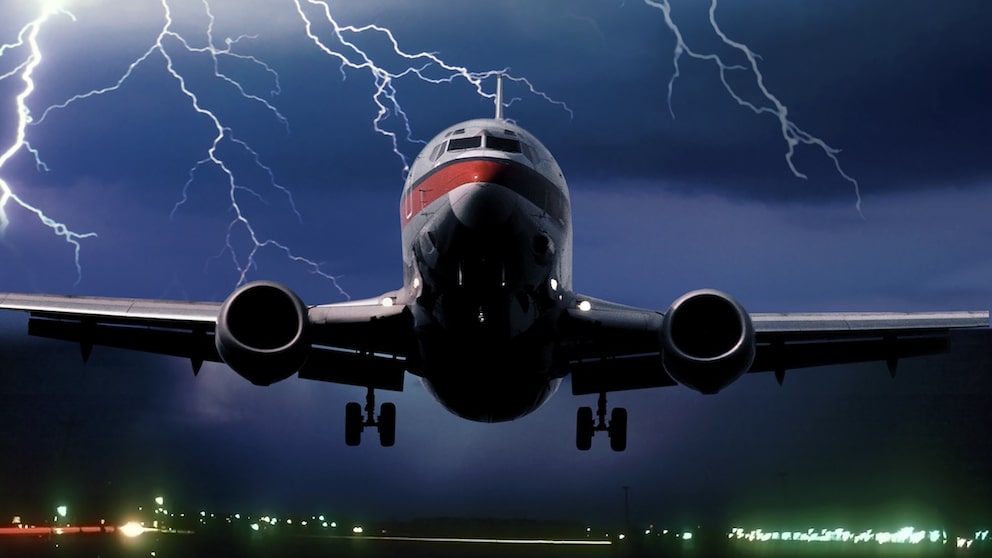 Flugzeug wird von Blitz getroffen