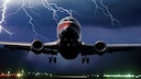 Flugzeug wird von Blitz getroffen
