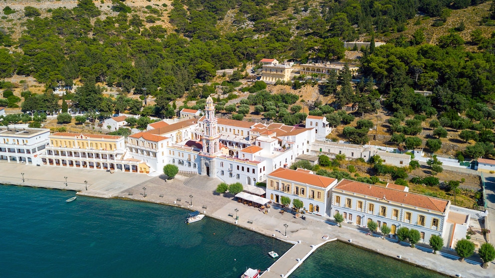 Blick auf das aufwändig sanierte Kloster auf Symi