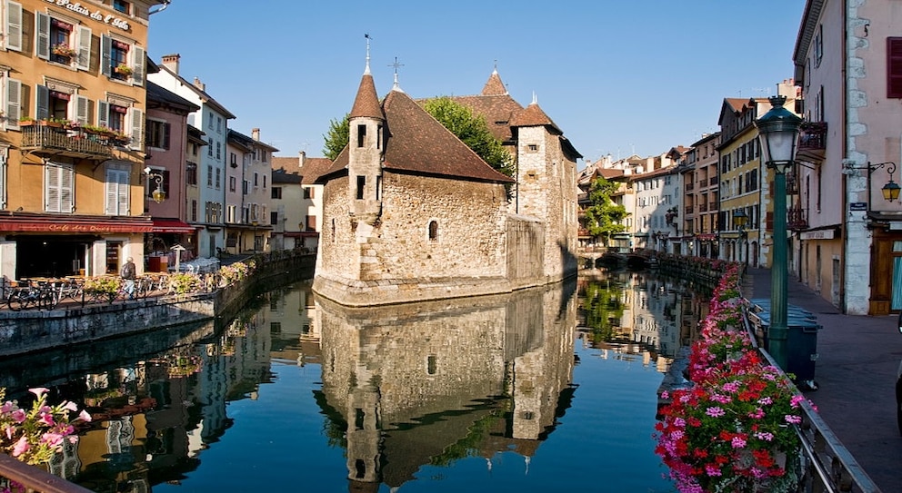 Annecy ist eine kleine Stadt in Frankreich und ein Geheimtipp für einen romantischen Last Minute Kurzurlaub