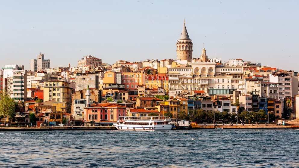 In beliebten Reisezielen wie Istanbul kam es kürzlich immer häufiger zu Methanolvergiftungen – das Auswärtige Amt reagiert mit einer Reisewarnung für die Türkei