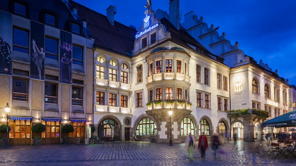 Das Münchner Hofbräuhaus gehört zu den legendärsten Restaurants weltweit