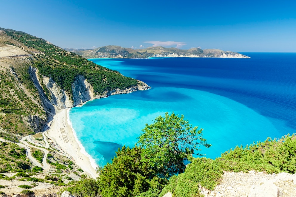 Weißer Sand trifft auf türkisfarbenes Meer: der Myrtos Beach auf Kefalonia