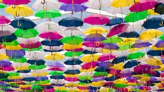 Bunte Schirme verwandeln schlichte Gassen in ganz Europa in beliebte Fotospots