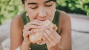 Frau mit Sandwich