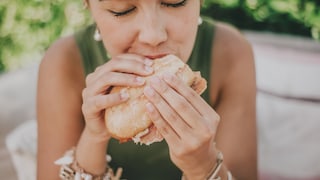 Frau mit Sandwich