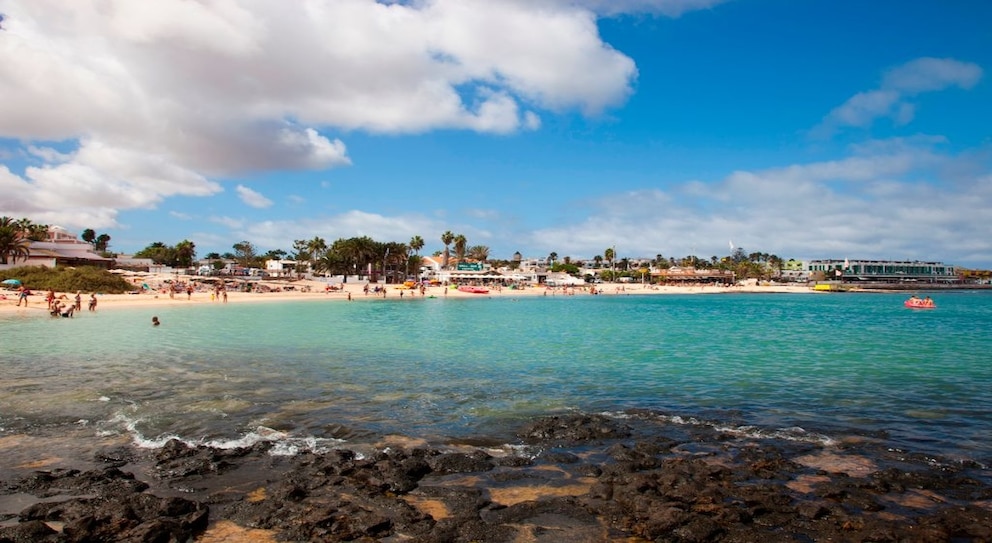 Der Strand Grandes Playas de Corralejo befindet sich im Nordosten der Insel und ist einer der schönsten Strände auf Fuerteventura