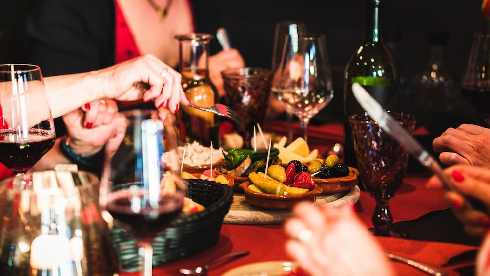 Abendessen in Spanien zu später Stunde (wegen falscher Zeitzone)