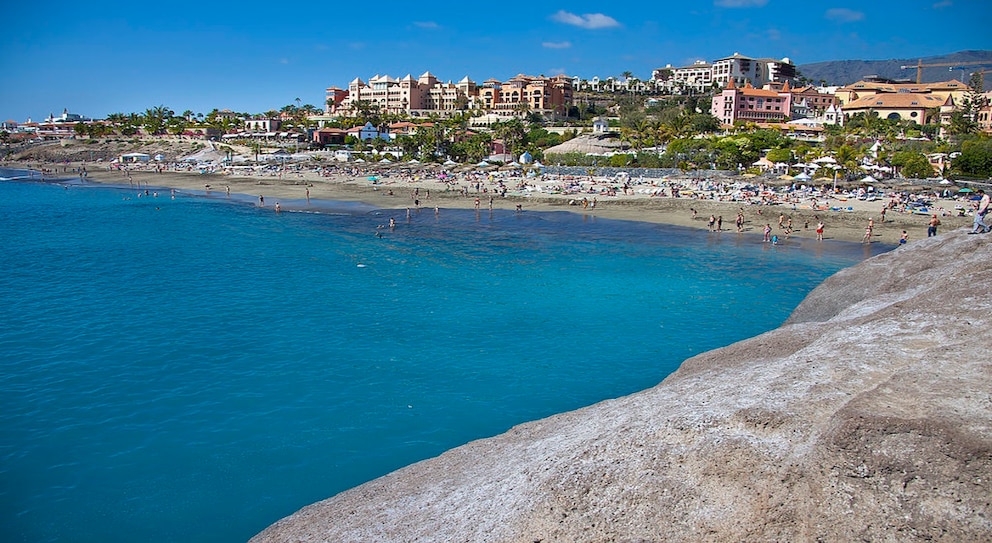 Beim Playa del Duque handelt es sich um einen der ruhigeren Strände Teneriffas