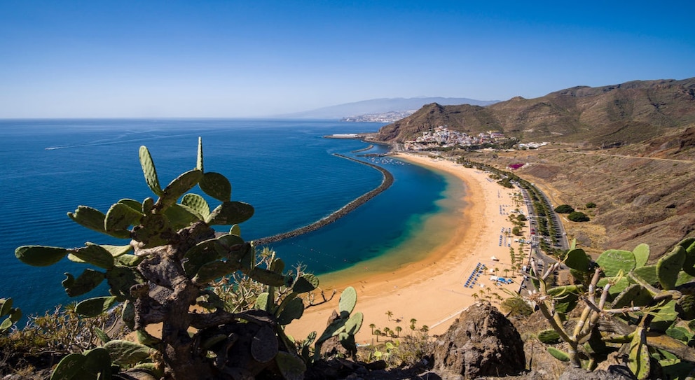 Der weiße Sandstrand Playa de Las Teresitas befindet sich in neben dem kleinen Küstenort San Andres auf Teneriffa