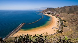 Der weiße Sand des Strandes Playa de Las Teresitas im Nordosten von Teneriffa ist aus der Sahara importiert