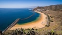 Der weiße Sand des Strandes Playa de Las Teresitas im Nordosten von Teneriffa ist aus der Sahara importiert