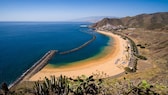 Der weiße Sand des Strandes Playa de Las Teresitas im Nordosten von Teneriffa ist aus der Sahara importiert