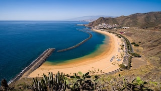 Der weiße Sand des Strandes Playa de Las Teresitas im Nordosten von Teneriffa ist aus der Sahara importiert