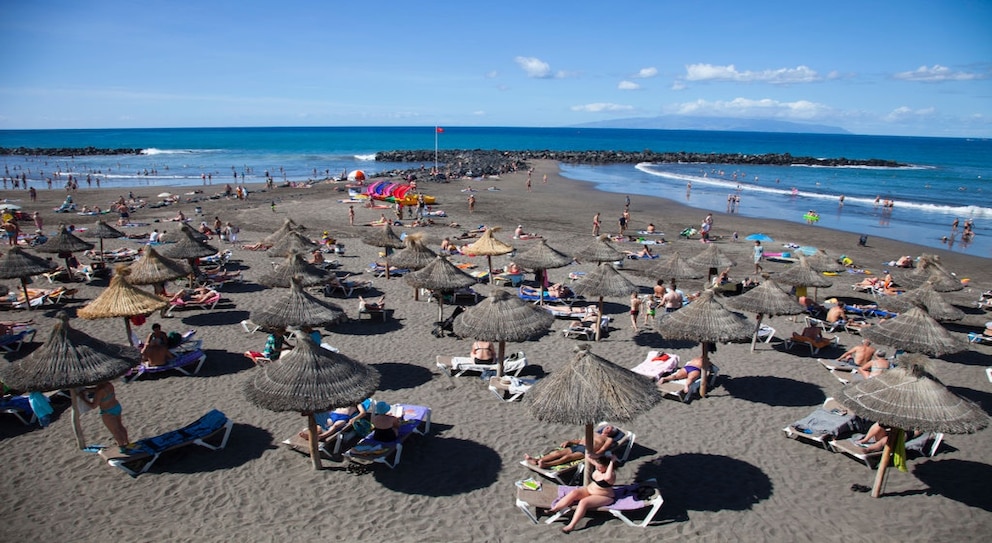 Der Playa de Troya auf Teneriffa punktet mit weißem Sand und entwickelt sich abends zum Partystrand