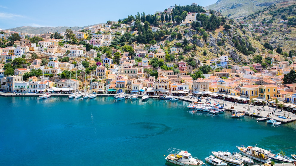 Die Insel Symi liegt nicht weit von Rhodos entfernt und besticht durch ihre bunten Häuschen