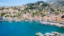 Die Insel Symi liegt nicht weit von Rhodos entfernt und besticht durch ihre bunten Häuschen