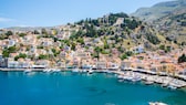 Die Insel Symi liegt nicht weit von Rhodos entfernt und besticht durch ihre bunten Häuschen