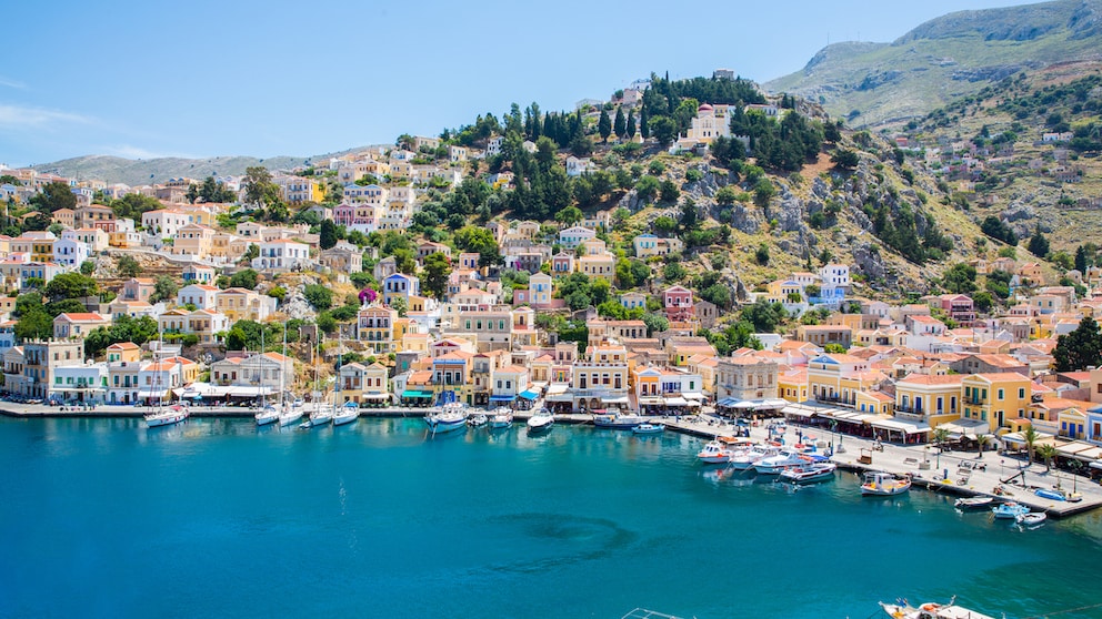 Die Insel Symi liegt nicht weit von Rhodos entfernt und besticht durch ihre bunten Häuschen