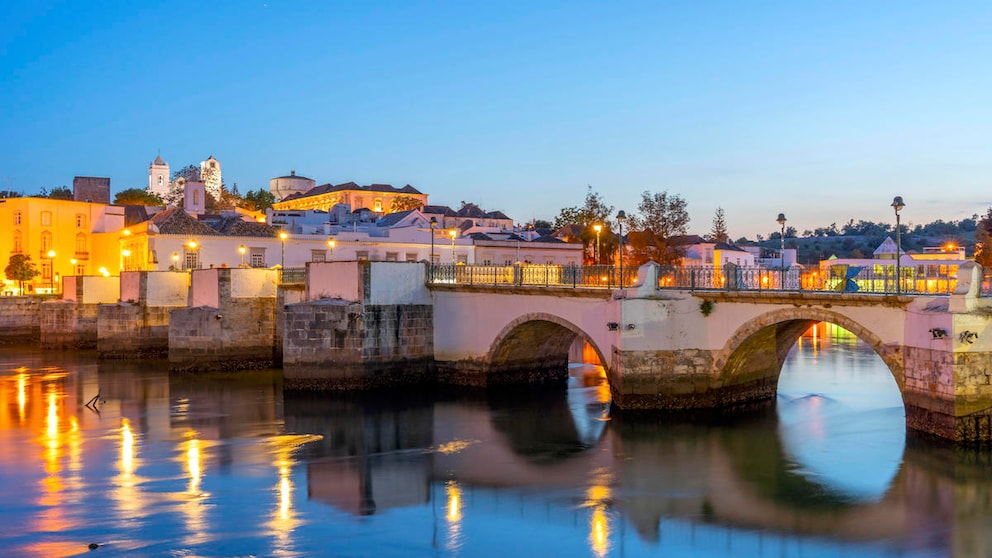 Blick auf den Fluss Gilao und die römische Brücke, die beide Stadtteile von Tavira verbindet
