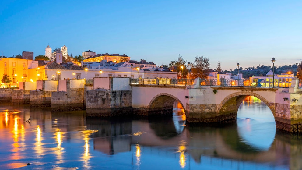 Blick auf den Fluss Gilao und die römische Brücke, die beide Stadtteile von Tavira verbindet