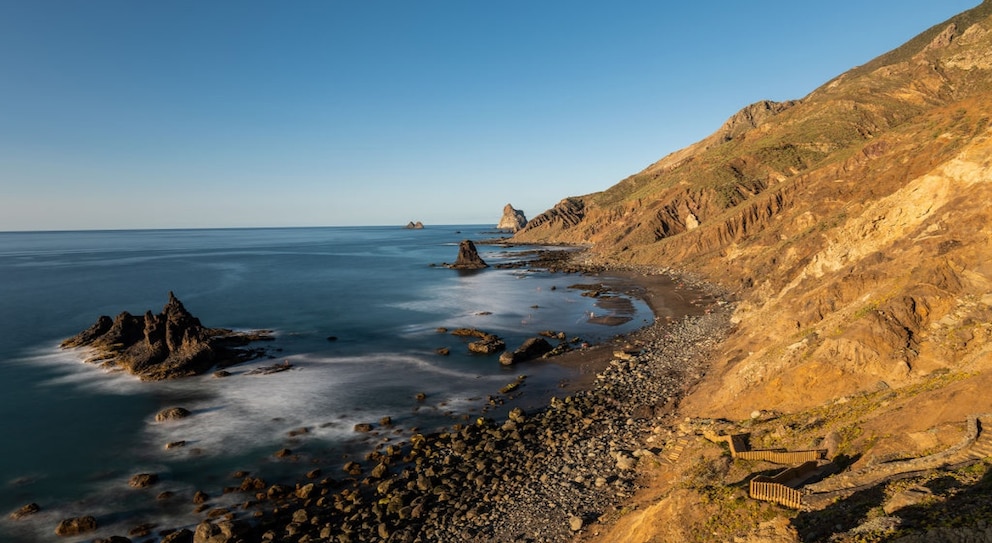 Zum Playa de Benijo führen Treppenstufen den Hang hinab