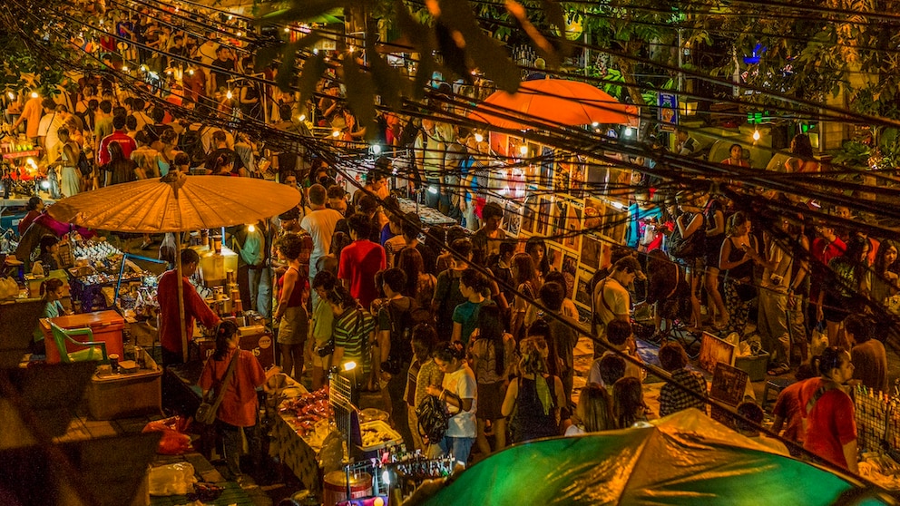 Die nächtlichen Thai-Märkte warten mit allerlei Leckereien auf – unsere Autorin verrät ihre Lieblinge darunter