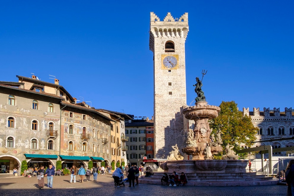 Die Piazza del Duomo mit dem Neptunbrunnen in der Altstadt von Trient