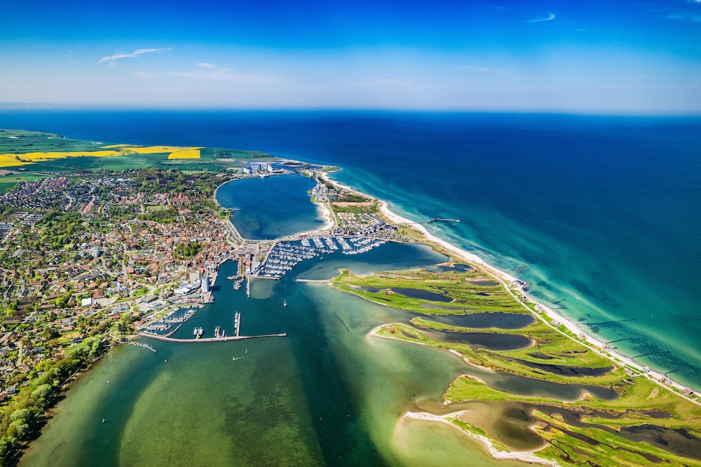 Blick aus der Luft auf die Stadt Heiligenhafen an der Ostsee