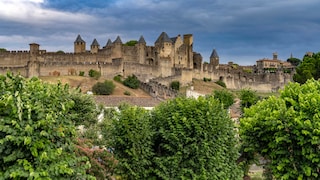 Die mittelalterliche Festung Cité de Carcassonne erhebt sich spektakulär auf einem Hügel im Süden von Frankreich
