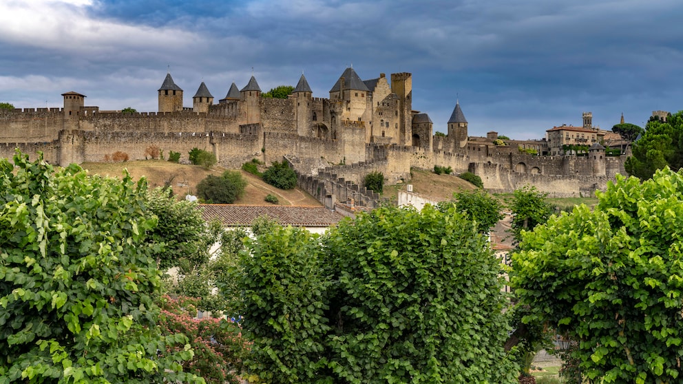 Die mittelalterliche Festung Cité de Carcassonne erhebt sich spektakulär auf einem Hügel im Süden von Frankreich