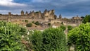 Die mittelalterliche Festung Cité de Carcassonne erhebt sich spektakulär auf einem Hügel im Süden von Frankreich