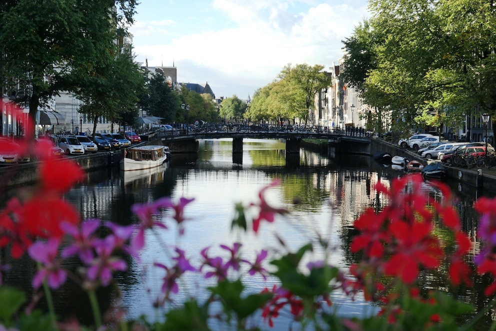 Gracht mit Booten in Amsterdam