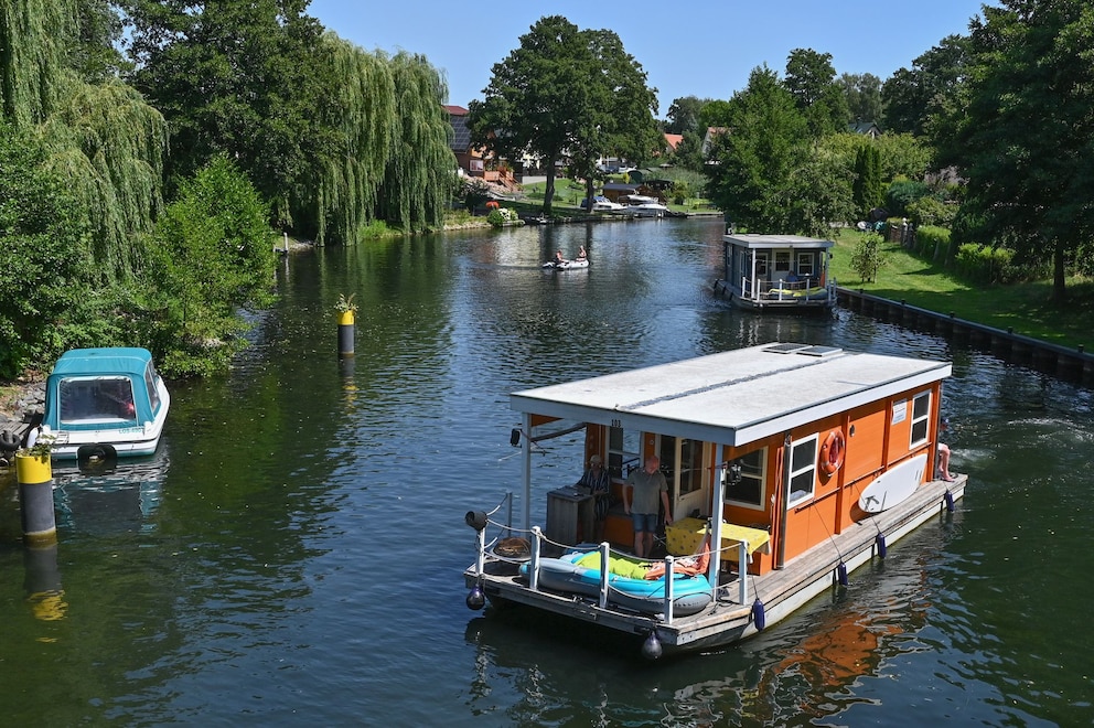 Hausboote vor der Schleuse Wendisch Rietz in Brandenburg