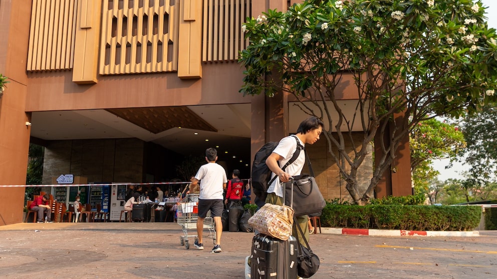 Urlaubern in Thailand rät das Auswärtige Amt nach dem Erdbeben in Südostasien, die Nachrichtenlage zu verfolgen und Verhaltenshinweise lokaler Behörden, von Reiseanbietern oder Hotelpersonal zu beachten.