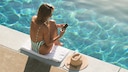 Frau nutzt eine eSIM im Urlaub
