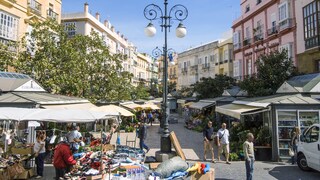 Die belebte Plaza de las Flores in der Altstadt von Cádiz