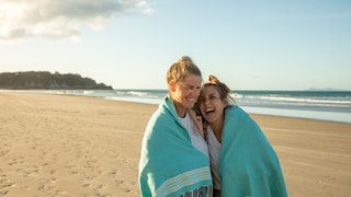 Zwei lachende Frauen am Strand