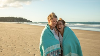 Zwei lachende Frauen am Strand