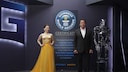 Emilia Clarke und Arnold Schwarzenegger posieren während der Seouler Premiere von „Terminator Genisys“ vor dem Schild, das auf einen Eintrag im Guinness-Buch der Rekorde für die größte Kinoleinwand der Welt hinweist