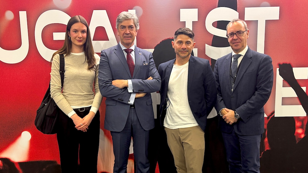 TRAVELBOOK-Redakteurin Sarah Bachmann, Pedro Machado, Staatssekretär für Tourismus in Portugal, TRAVELBOOK-Chefredakteur Nuno Alves und Carlos Abade, Präsident von Portugal-Tourismus