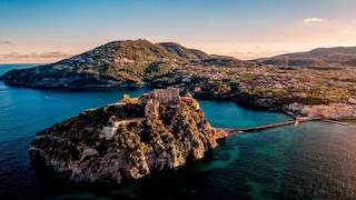 Die Insel Ischia bietet neben vielen Steilküsten auch eine Reihe von Sandstränden