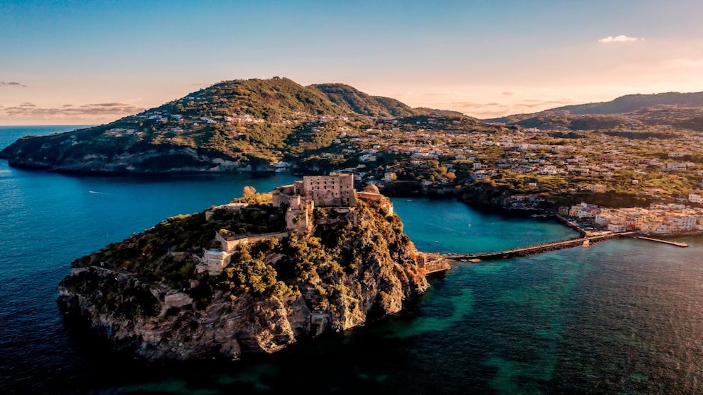 Die Insel Ischia bietet neben vielen Steilküsten auch eine Reihe von Sandstränden