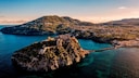 Die Insel Ischia bietet neben vielen Steilküsten auch eine Reihe von Sandstränden