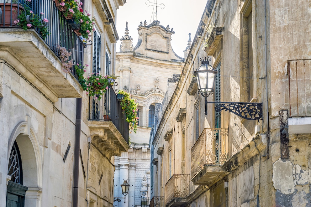 Historische Gassen ziehen sich durch die Altstadt von Lecce