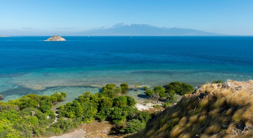 Vom Berg der Insel Gili Kenawa ist Lombok mit seinem Vulkanhügel zu sehen